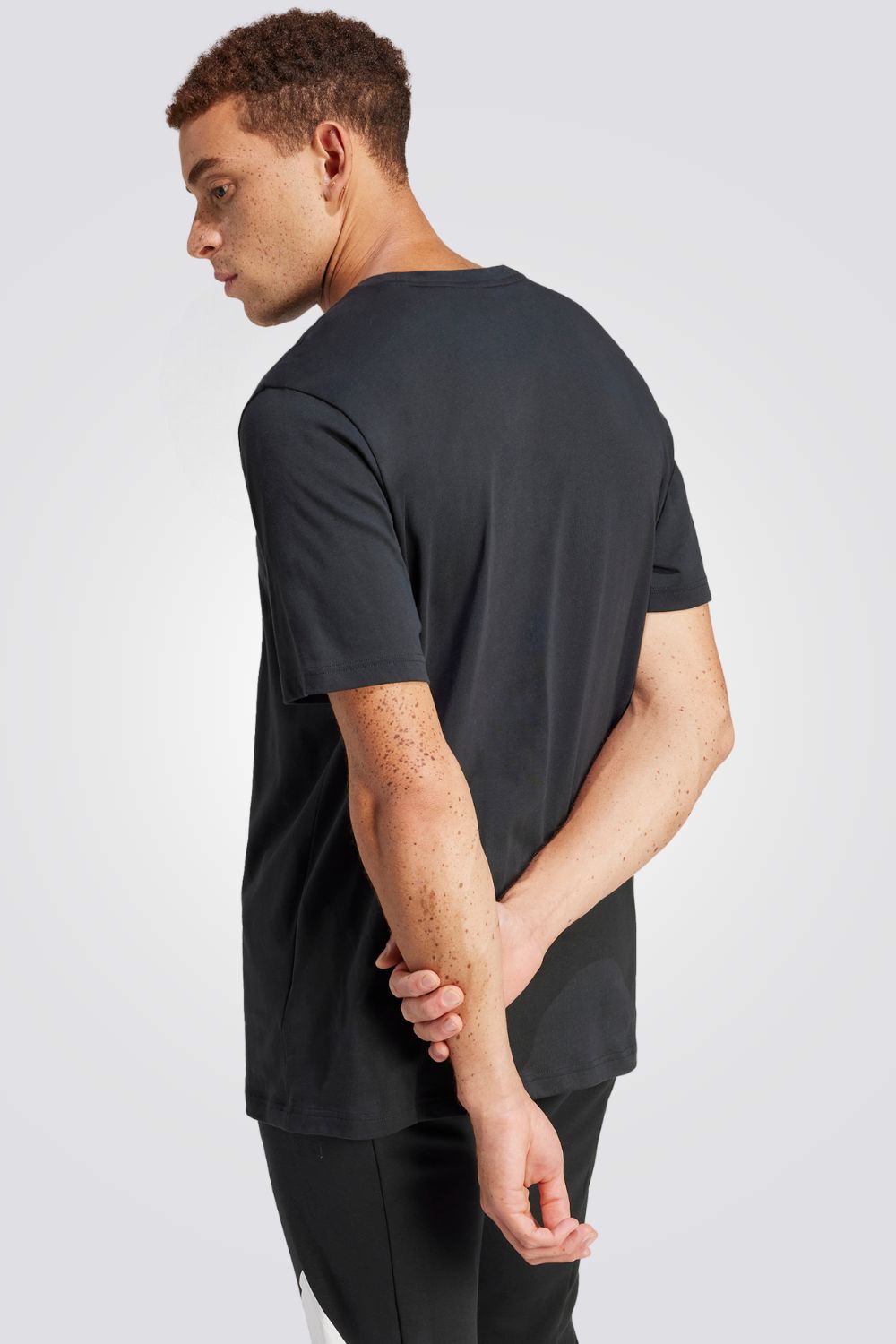 טישירט לגברים FUTURE ICONS BADGE בצבע שחור ולבן