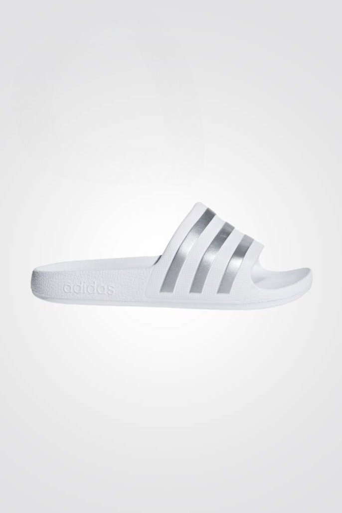 כפכפים מבית המותג ADIDAS בעלות סולייה אמצעית בחיזוק ספוג ששומרת על הרגל והופכת כל צעד לרך במיוחד, סולייה חיצונית סינטטית שמספקת אחיזה חזקה בקרקע