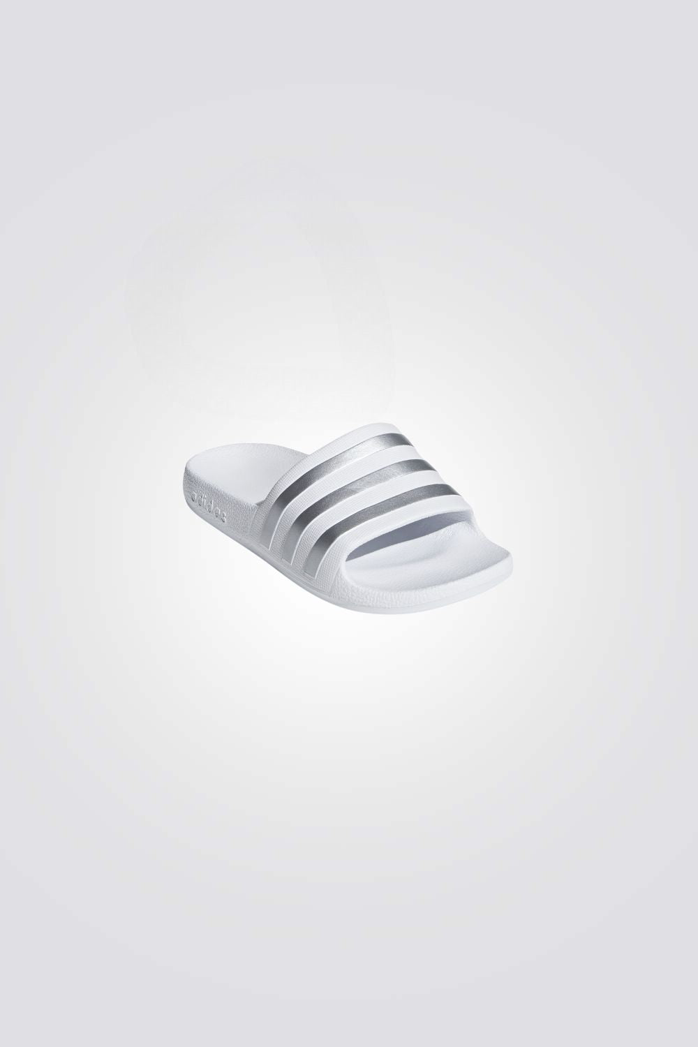 כפכפים מבית המותג ADIDAS בעלות סולייה אמצעית בחיזוק ספוג ששומרת על הרגל והופכת כל צעד לרך במיוחד, סולייה חיצונית סינטטית שמספקת אחיזה חזקה בקרקע