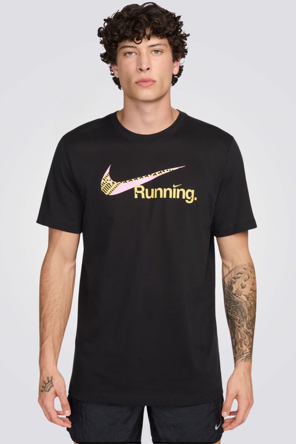 חולצה מבית המותג NIKE, עשויה מבד מנדף זיעה ששומר על הגוף שלך מאורר לאורך כל האימון.