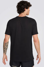 חולצה מבית המותג NIKE, עשויה מבד מנדף זיעה ששומר על הגוף שלך מאורר לאורך כל האימון.