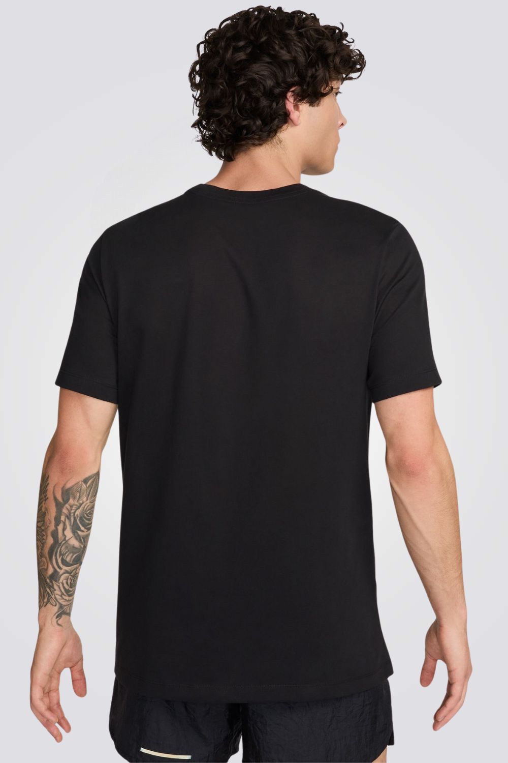 חולצה מבית המותג NIKE, עשויה מבד מנדף זיעה ששומר על הגוף שלך מאורר לאורך כל האימון.