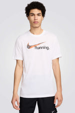 חולצה מבית המותג NIKE, עשויה מבד מנדף זיעה ששומר על הגוף שלך מאורר לאורך כל האימון.