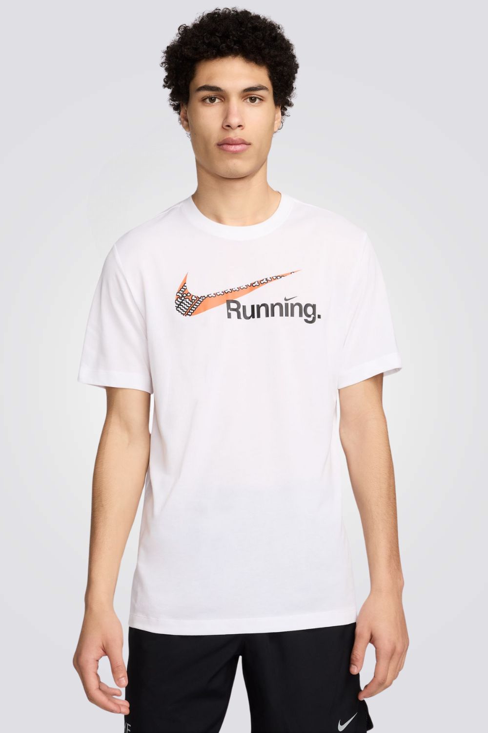 חולצה מבית המותג NIKE, עשויה מבד מנדף זיעה ששומר על הגוף שלך מאורר לאורך כל האימון.