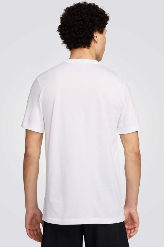 חולצה מבית המותג NIKE, עשויה מבד מנדף זיעה ששומר על הגוף שלך מאורר לאורך כל האימון.