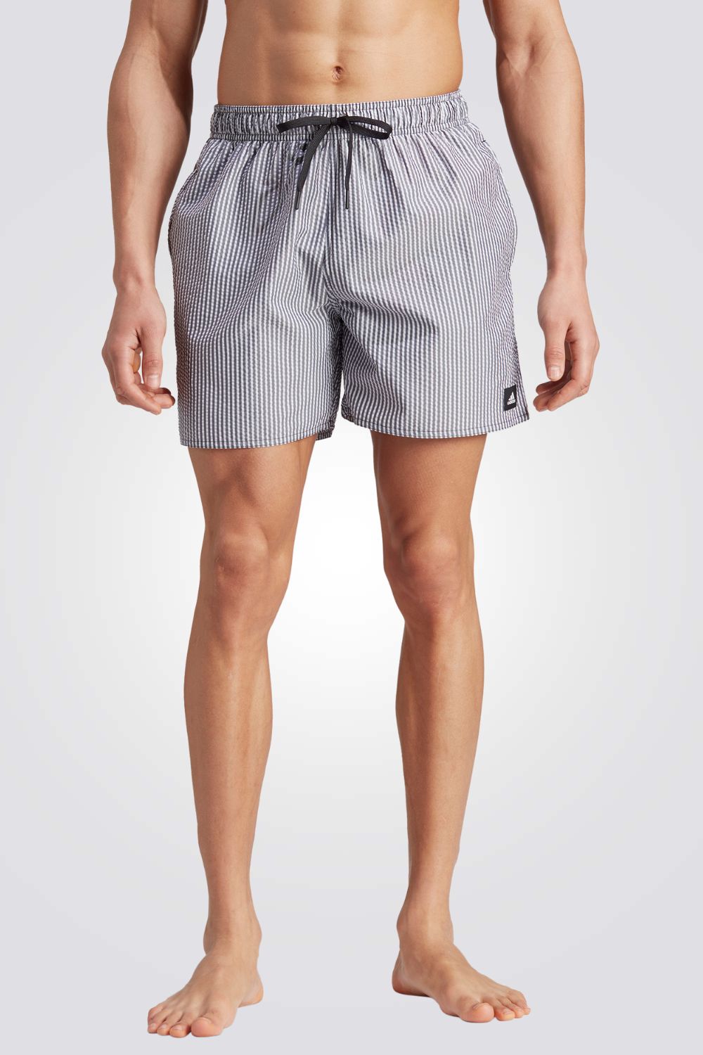 בגד ים מבית המותג ADIDAS, עשוי מבד שמתייבש בקלות ומנדף זיעה ששומר על הגוף שלך מאורר. מותן אלסטית עם שרוך להתאמה מושלמת. כיסי רשת בצדדים לשמירה על החפצים שלך בצורה הנוחה ביותר.