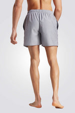 בגד ים מבית המותג ADIDAS, עשוי מבד שמתייבש בקלות ומנדף זיעה ששומר על הגוף שלך מאורר. מותן אלסטית עם שרוך להתאמה מושלמת. כיסי רשת בצדדים לשמירה על החפצים שלך בצורה הנוחה ביותר.