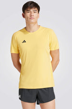 חולצה מבית המותג ADIDAS, עשויה מחומר מנדף זיעה ששומר על הגוף שלך מאורר לאורך כל האימון.