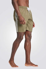 בגד ים מבית המותג ADIDAS, עשויות מבד מנדף לחות שמתייבש במהירות ושומר על הגוף שלך מאורר לאורך כל היום. מותן אלסטית, עם שרוך להתאמה מושלמת. כיסים צדדים, לשמירה על החפצים שלך בצורה הנוחה ביותר.