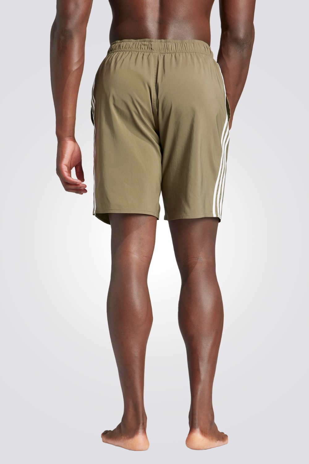 בגד ים מבית המותג ADIDAS, עשויות מבד מנדף לחות שמתייבש במהירות ושומר על הגוף שלך מאורר לאורך כל היום. מותן אלסטית, עם שרוך להתאמה מושלמת. כיסים צדדים, לשמירה על החפצים שלך בצורה הנוחה ביותר.