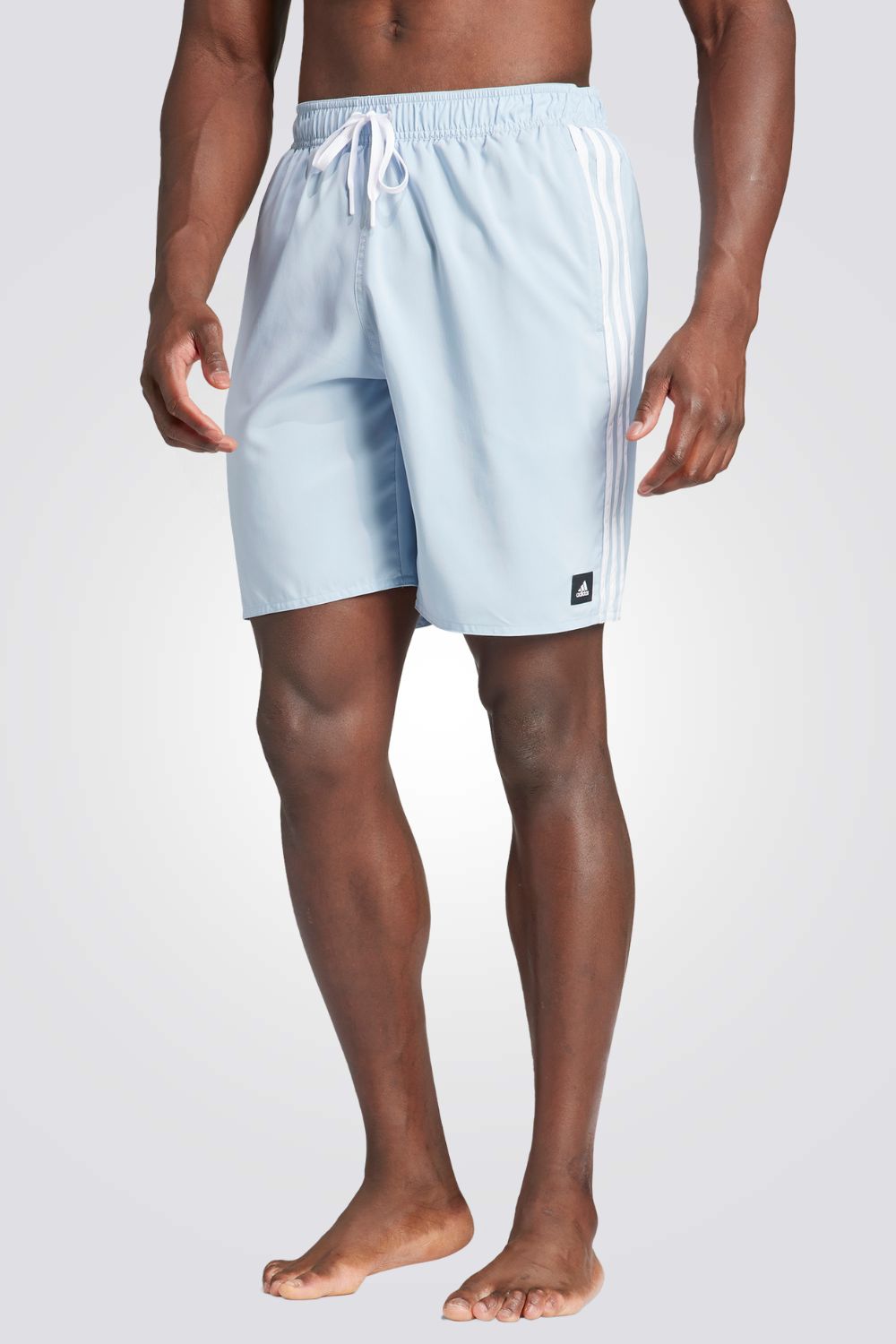 בגד ים מבית המותג ADIDAS, עשויות מבד מנדף לחות שמתייבש במהירות ושומר על הגוף שלך מאורר לאורך כל היום. מותן אלסטית, עם שרוך להתאמה מושלמת. כיסים צדדים, לשמירה על החפצים שלך בצורה הנוחה ביותר.