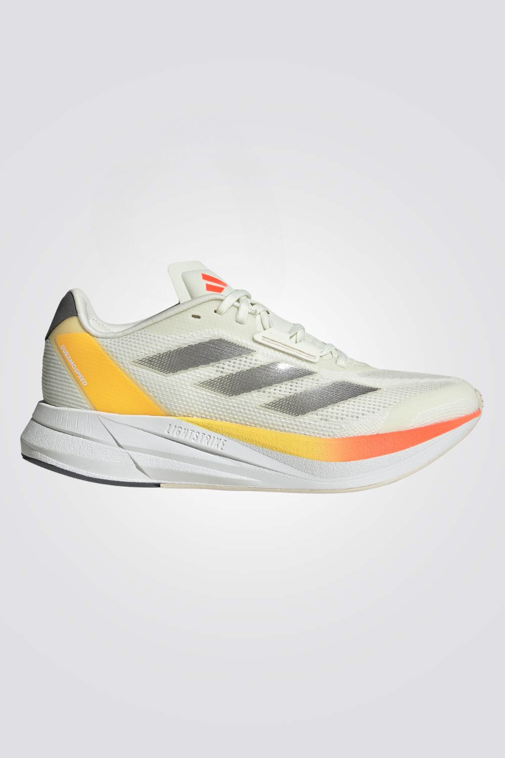 נעליים מבית המותג ADIDAS, בעלות מדרס פנימי רך שהופך כל צעד לנוח. סולייה חיצונית שמספקת אחיזה מלאה בקרקע.