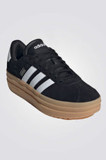 נעליים מבית המותג ADIDAS, בעלות מדרס פנימי רך שהופך כל צעד לנוח. סולייה חיצונית שמספקת אחיזה מלאה בקרקע.