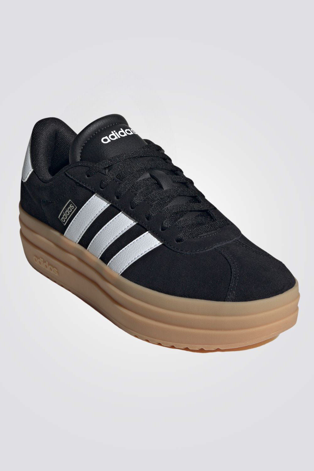 נעליים מבית המותג ADIDAS, בעלות מדרס פנימי רך שהופך כל צעד לנוח. סולייה חיצונית שמספקת אחיזה מלאה בקרקע.