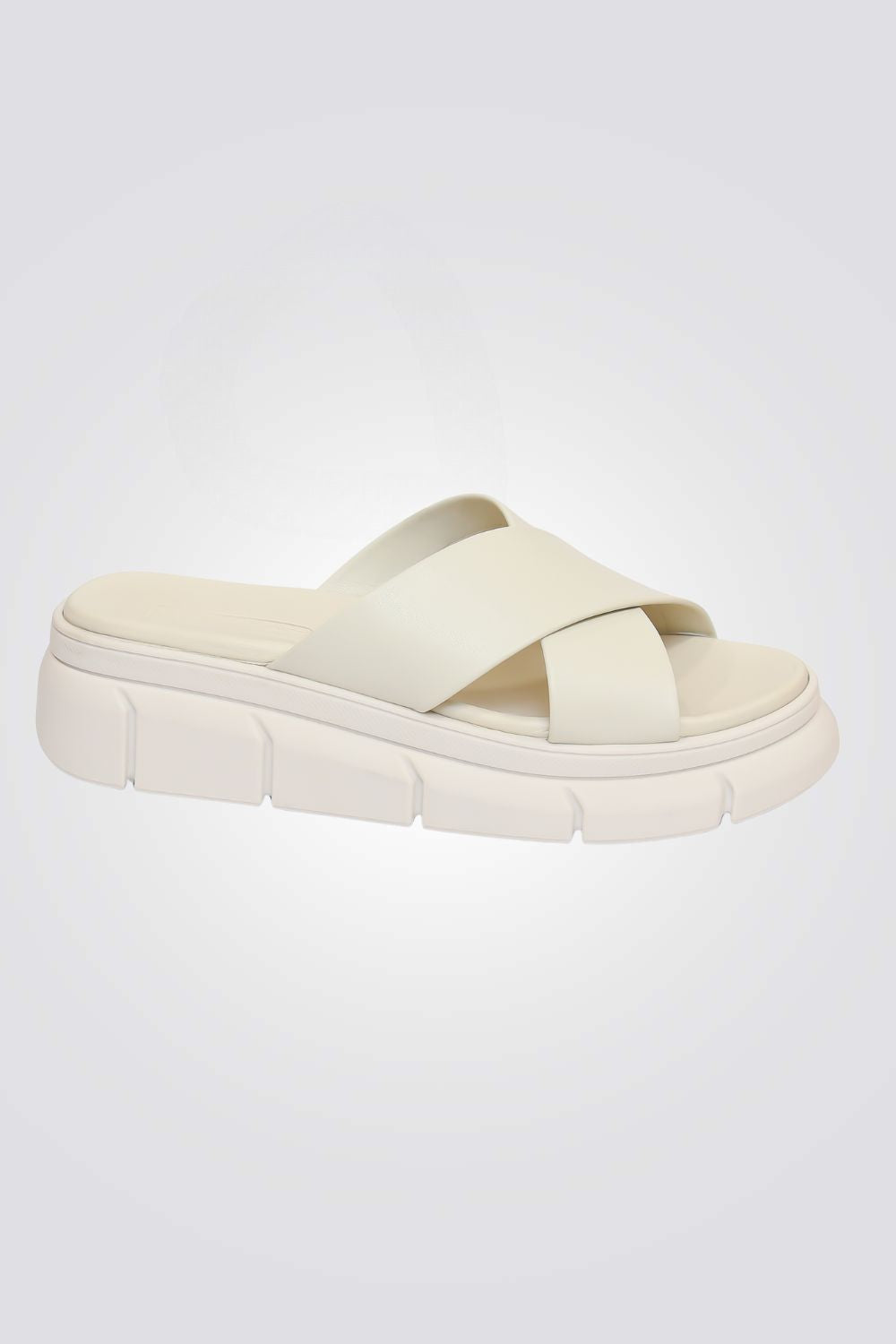 כפכפים מבית המותג LADY COMFORT, בעלות מדרס פנימי שעוטף את הרגל ומספק נוחות מירבית.