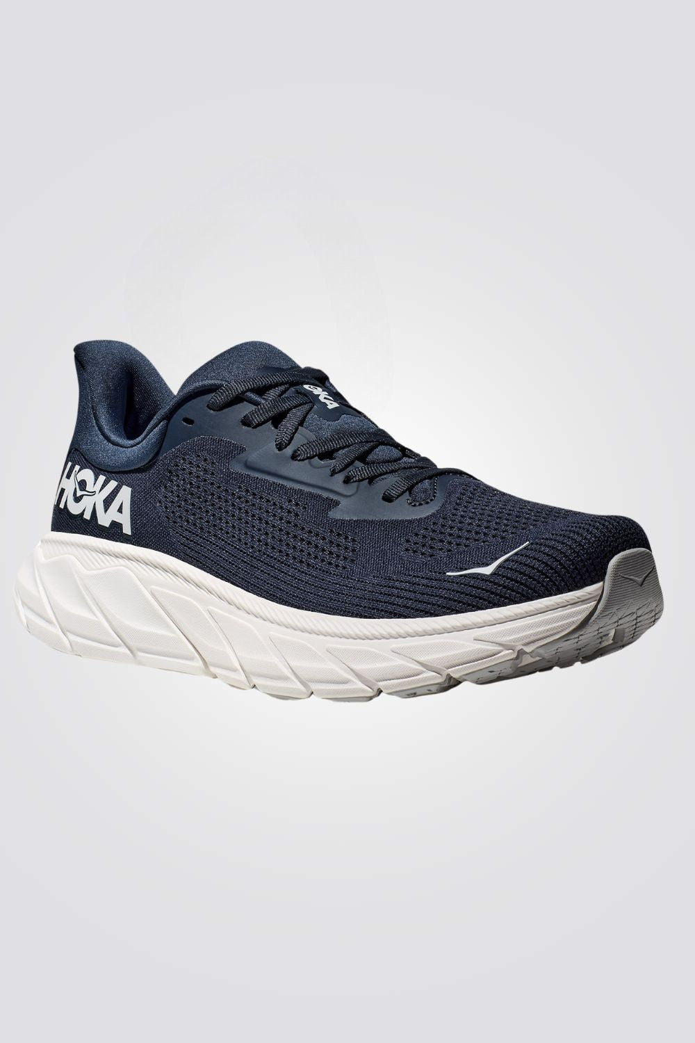 נעליים מבית המותג HOKA, בעלות מדרס פנימי שמספק תמיכה מלאה ברגל בכל צעד. סולייה חיצונית שמספקת אחיזה מלאה בקרקע.