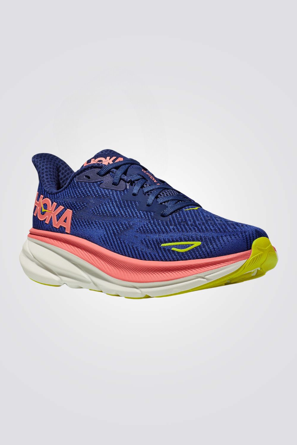 נעליים מבית המותג HOKA, בעלות מדרס פנימי שמספק תמיכה מלאה ברגל בכל צעד. סולייה חיצונית שמספקת אחיזה מלאה בקרקע.
