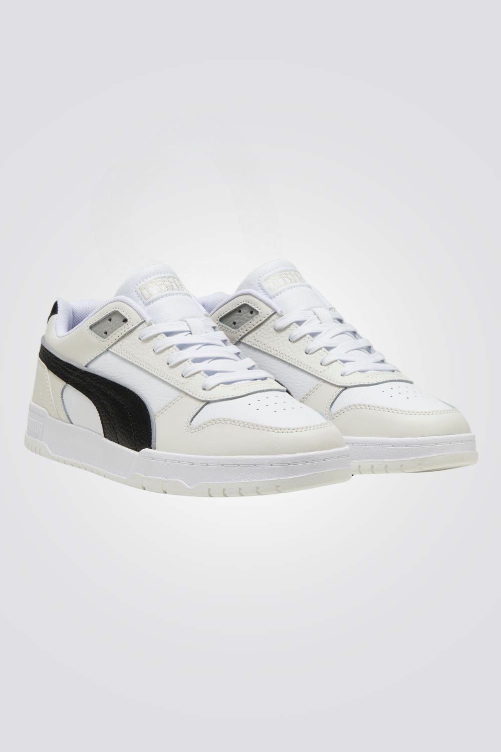 נעליים מבית המותג PUMA, בעלות מדרס פנימי ששומר על הרגל. סולייה חיצונית שמספקת אחיזה מלאה בקרקע