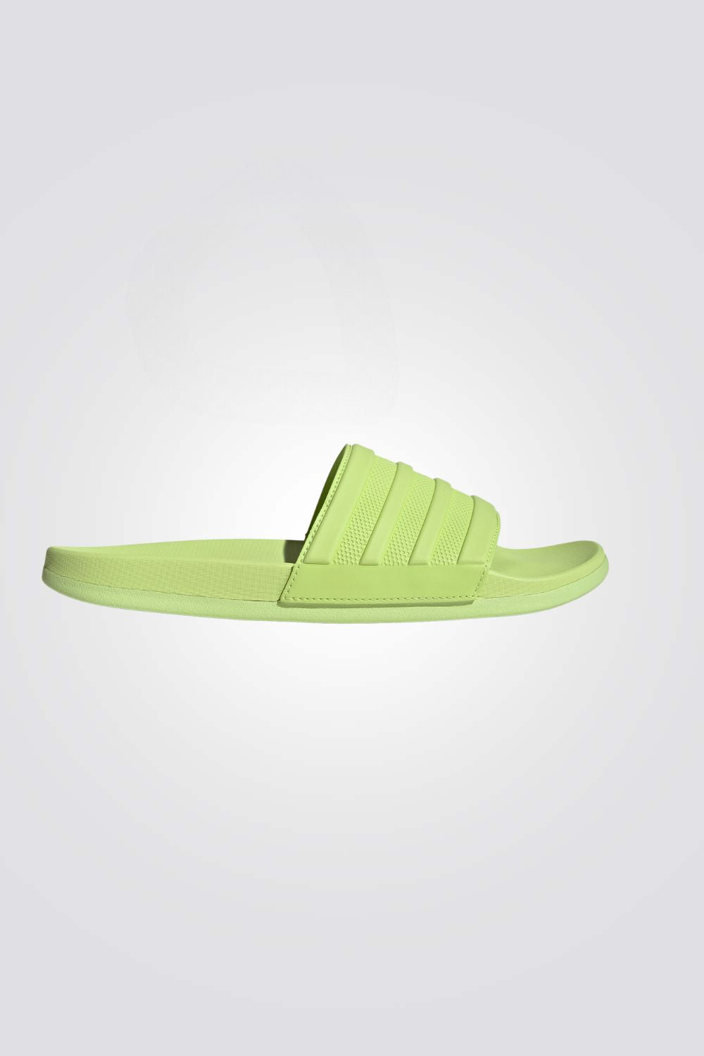 כפכפים מבית המותג ADIDAS בעלות מדרס פנימי לנוחות מירבית, סוליה חיצונית סינטטית לשמירה על יציבות מלאה.