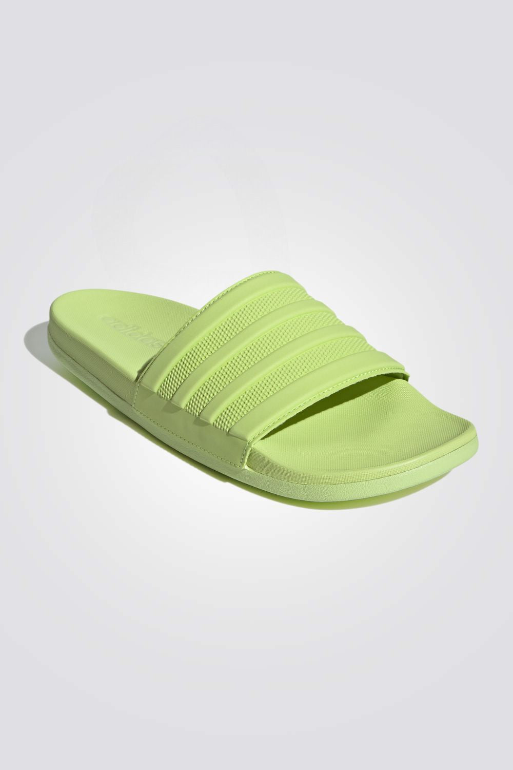 כפכפים מבית המותג ADIDAS בעלות מדרס פנימי לנוחות מירבית, סוליה חיצונית סינטטית לשמירה על יציבות מלאה.