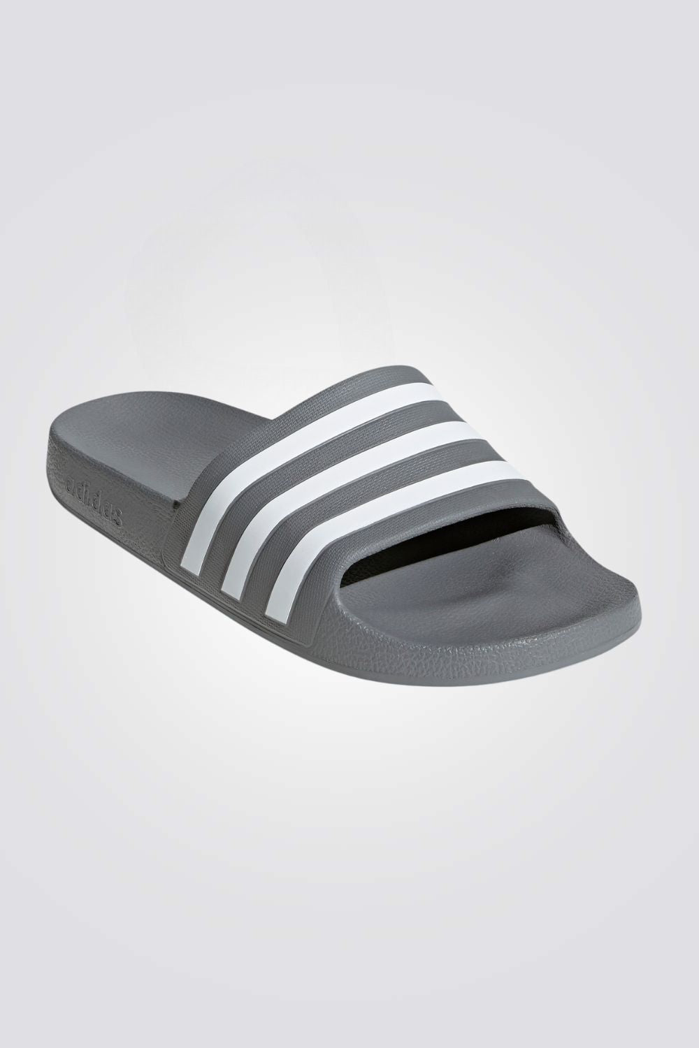 כפכפים מבית המותג ADIDAS, בעלות סולייה אמצעית בחיזוק ספוג ששומרת על הרגל והופכת כל צעד לרך במיוחד, סולייה חיצונית סינטטית שמספקת אחיזה חזקה בקרקע