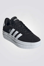 נעליים מבית המותג ADIDAS, בעלות מדרס פנימי רך שעוטף את הרגל בנוחות בלתי מתפשרת. סולייה חיצונית עמידה שמספקת אחיזה מלאה בקרקע