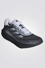 נעליים מבית המותג ADIDAS, בעלות מדרס פנימי רך שעוטף את הרגל בנוחות בלתי מתפשרת. סולייה חיצונית עמידה שמספקת אחיזה מלאה בקרקע.