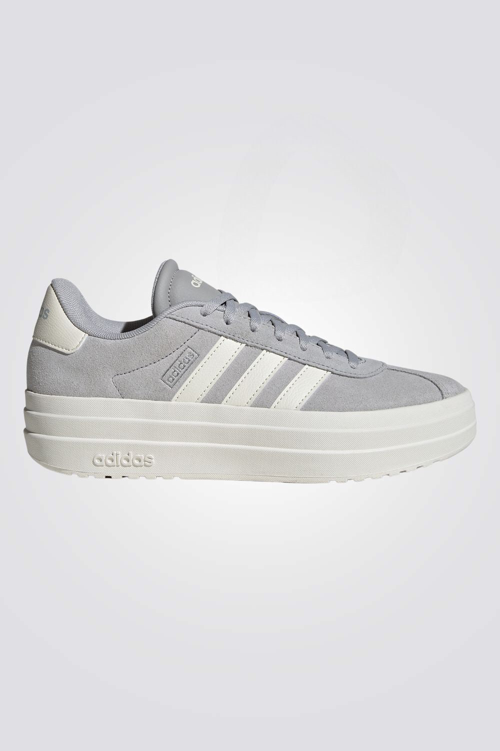 נעליים מבית המותג ADIDAS, בעלות מדרס פנימי רך שעוטף את הרגל בנוחות . סולייה חיצונית עמידה שמספקת אחיזה מלאה בקרקע.