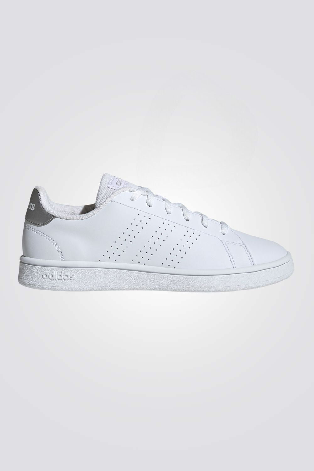 נעליים מבית המותג ADIDAS, בעלות מדרס פנימי רך שעוטף את הרגל בנוחות . סולייה חיצונית עמידה שמספקת אחיזה מלאה בקרקע.