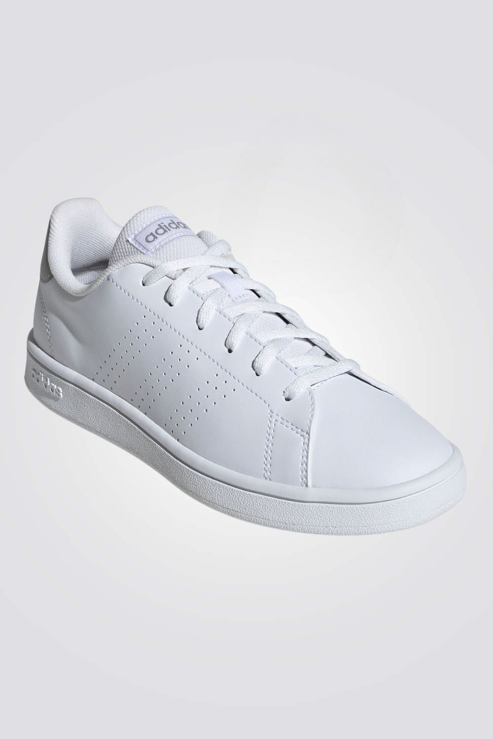 נעליים מבית המותג ADIDAS, בעלות מדרס פנימי רך שעוטף את הרגל בנוחות . סולייה חיצונית עמידה שמספקת אחיזה מלאה בקרקע.