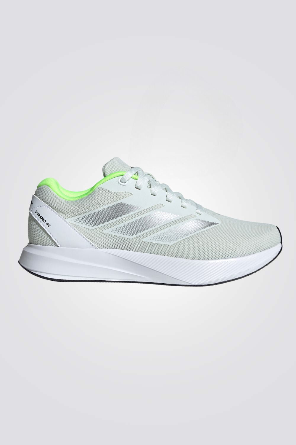 נעליים מבית המותג ADIDAS, בעלות מדרס פנימי רך שעוטף את הרגל בנוחות . סולייה חיצונית עמידה שמספקת אחיזה מלאה בקרקע. 