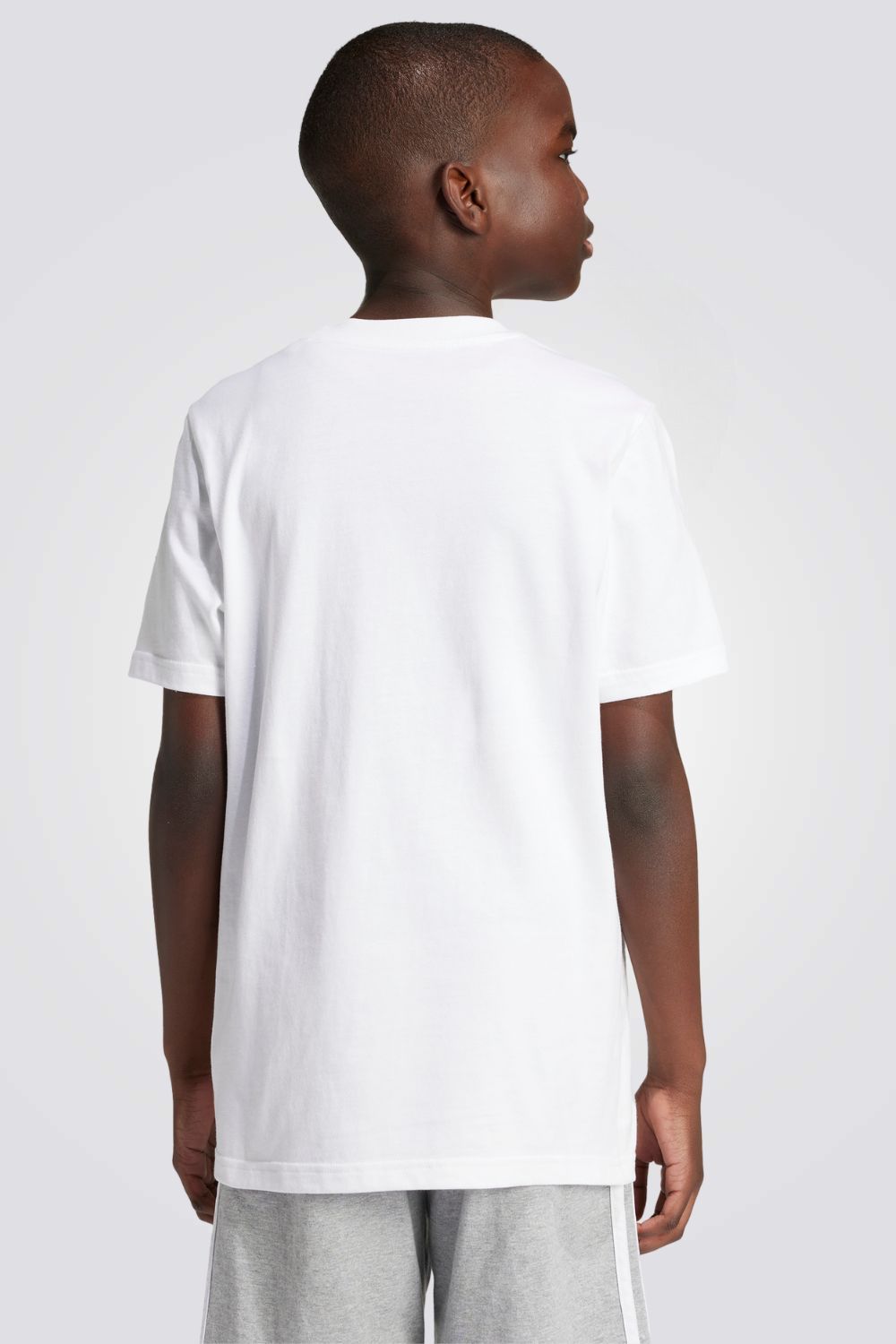 חולצה מבית המותג ADIDAS, עשויה מבד נוח ומשלבת בין אופנה לנוחות בלתי מתפשרת.