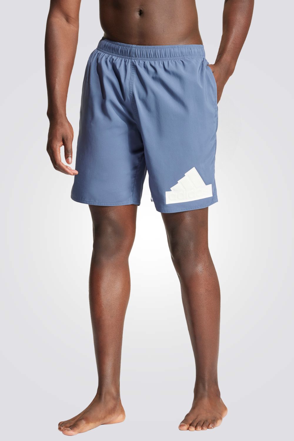 בגד ים מבית המותג ADIDAS, עשויות מבד מנדף לחות שמתייבש במהירות ושומר על הגוף שלך מאורר לאורך כל היום. מותן אלסטית, עם שרוך להתאמה מושלמת. כיסים צדדים, לשמירה על החפצים שלך בצורה הנוחה ביותר.