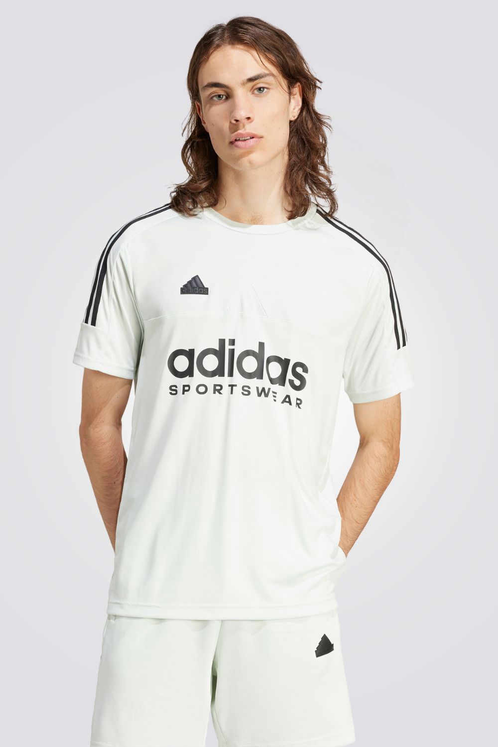 חולצה מבית המותג ADIDAS נוחה במיוחד ומשלבת בין אופנתיות וספורט .