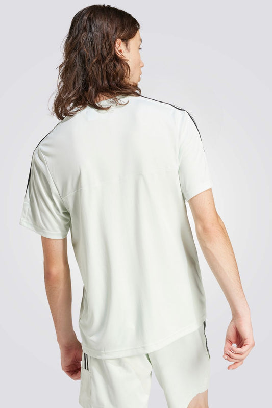 חולצה מבית המותג ADIDAS נוחה במיוחד ומשלבת בין אופנתיות וספורט .