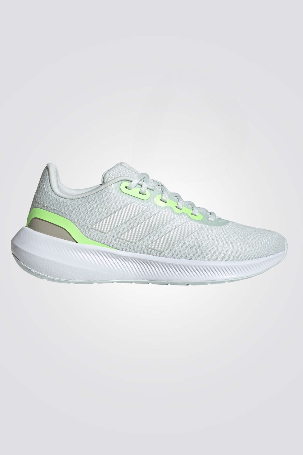 נעליים מבית המותג ADIDAS, בעלות מדרס פנימי רך שעוטף את הרגל בנוחות . סולייה חיצונית עמידה שמספקת אחיזה מלאה בקרקע.