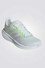 נעליים מבית המותג ADIDAS, בעלות מדרס פנימי רך שעוטף את הרגל בנוחות . סולייה חיצונית עמידה שמספקת אחיזה מלאה בקרקע.