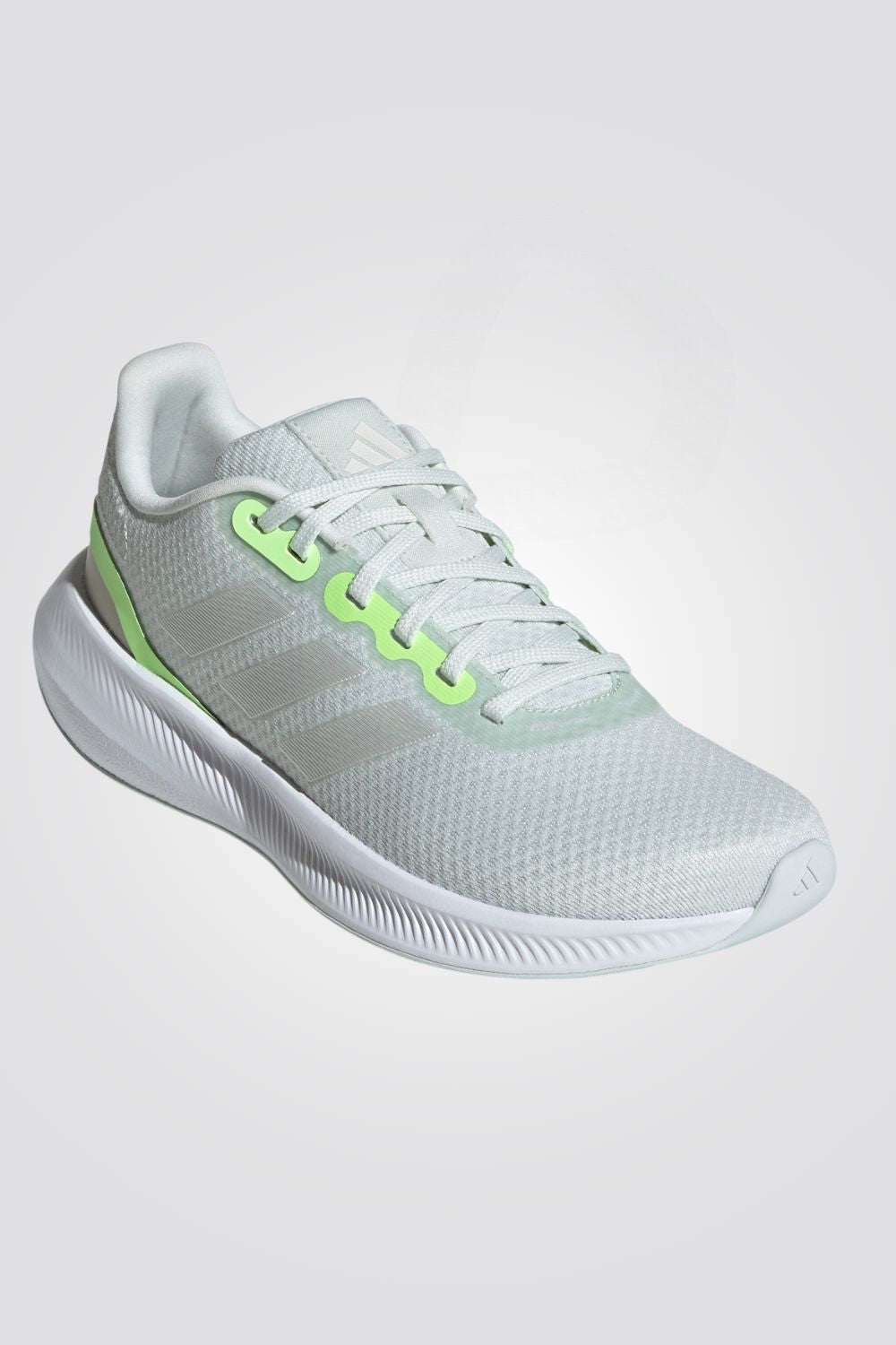 נעליים מבית המותג ADIDAS, בעלות מדרס פנימי רך שעוטף את הרגל בנוחות . סולייה חיצונית עמידה שמספקת אחיזה מלאה בקרקע.