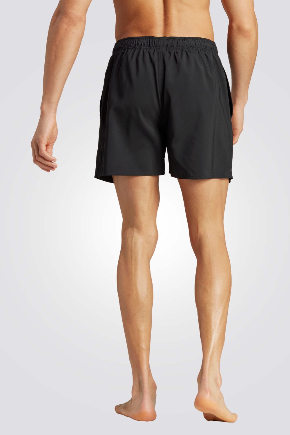 בגד ים מבית המותג ADIDAS, עשויות מבד מנדף לחות שמתייבש במהירות ושומר על הגוף שלך מאורר לאורך כל היום. מותן אלסטית, עם שרוך להתאמה מושלמת. כיסים צדדים, לשמירה על החפצים שלך בצורה הנוחה ביותר.