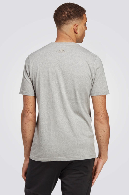 חולצה מבית המותג ADIDAS, עשויה מבד נוח וגמיש ומשלבת בין אופנתיות ונוחות בלתי מתפשרת.