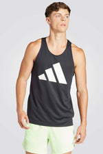 גופייה מבית המותג ADIDAS, עשויה מבד מנדף זיעה ששומר על הגוף שלך מאורר לאורך האימון.