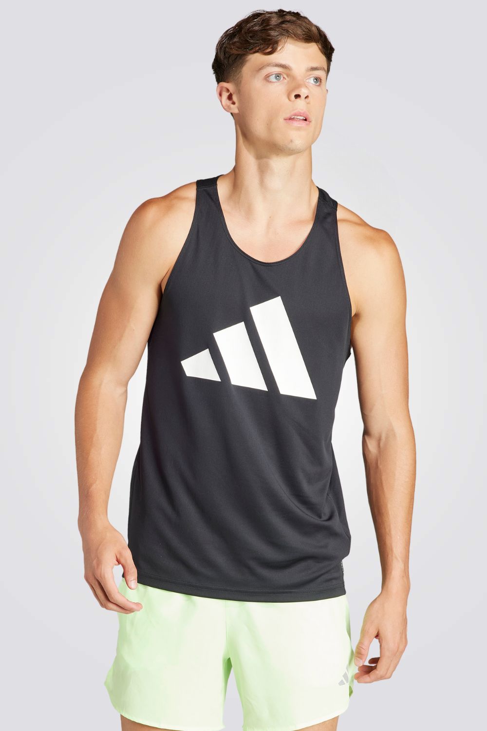 גופייה מבית המותג ADIDAS, עשויה מבד מנדף זיעה ששומר על הגוף שלך מאורר לאורך האימון.