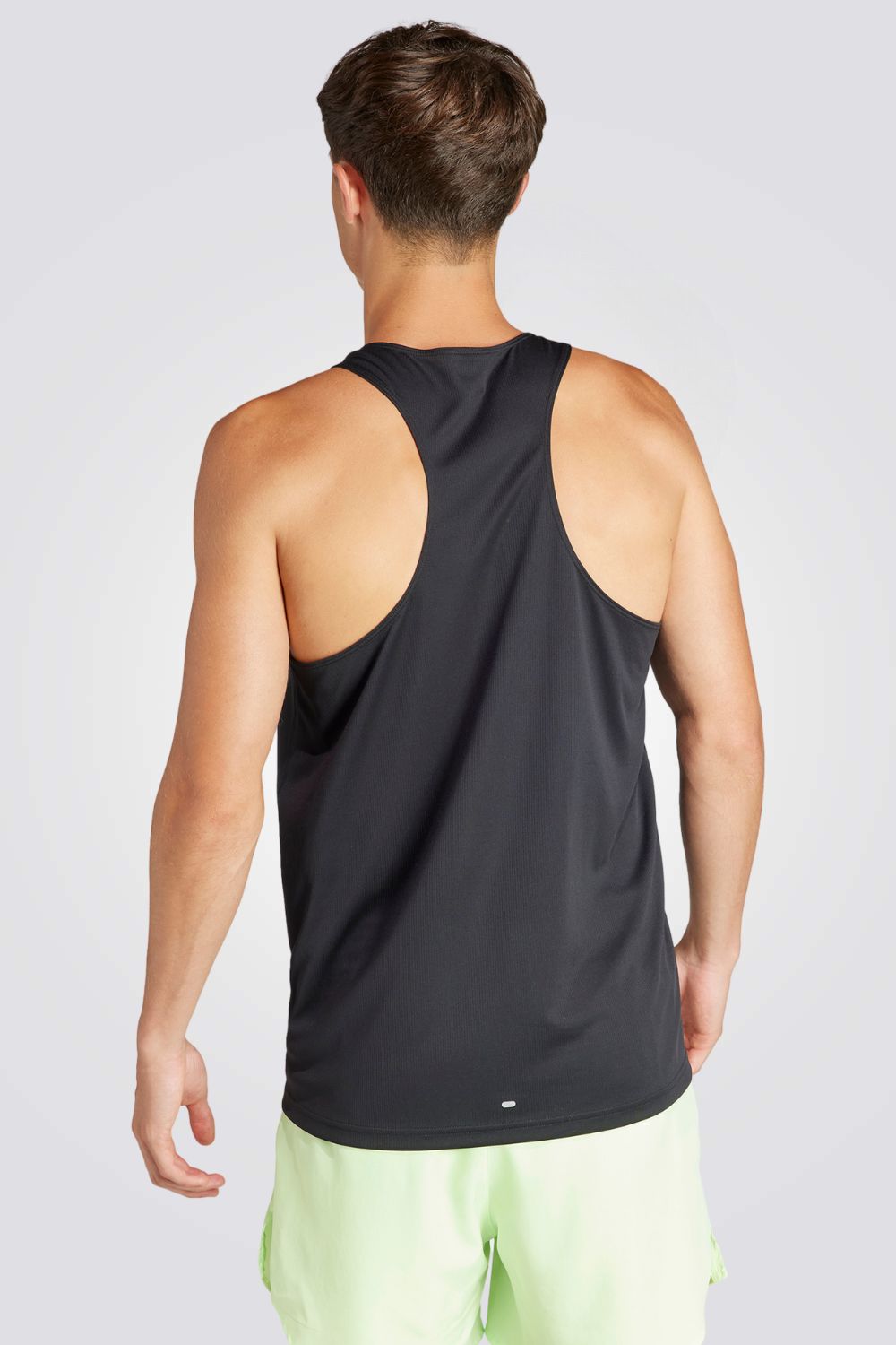 גופייה מבית המותג ADIDAS, עשויה מבד מנדף זיעה ששומר על הגוף שלך מאורר לאורך האימון.