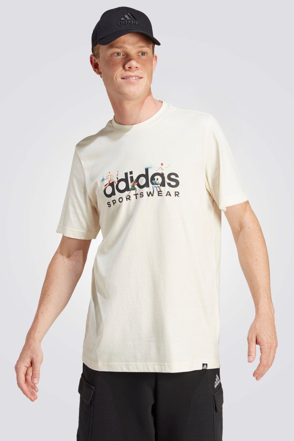 חולצה מבית המותג ADIDAS, עשויה מבד נוח וגמיש ומשלבת בין אופנתיות ונוחות בלתי מתפשרת.