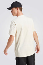 חולצה מבית המותג ADIDAS, עשויה מבד נוח וגמיש ומשלבת בין אופנתיות ונוחות בלתי מתפשרת.