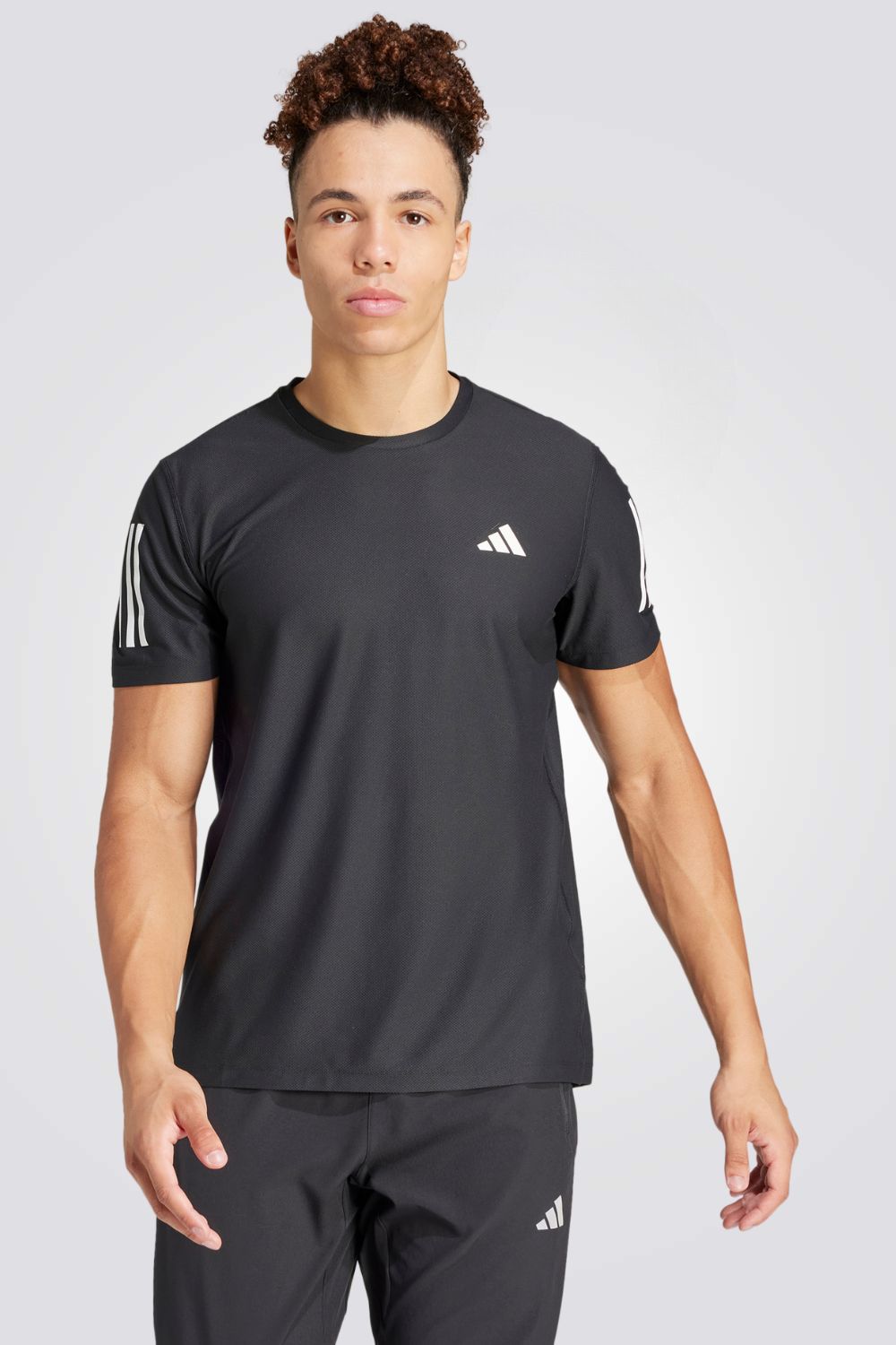 חולצה מבית המותג ADIDAS, עשויה מבד מנדף זיעה ששומר על הגוף שלך מאורר לאורך היום.