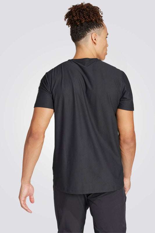 חולצה מבית המותג ADIDAS, עשויה מבד מנדף זיעה ששומר על הגוף שלך מאורר לאורך היום.
