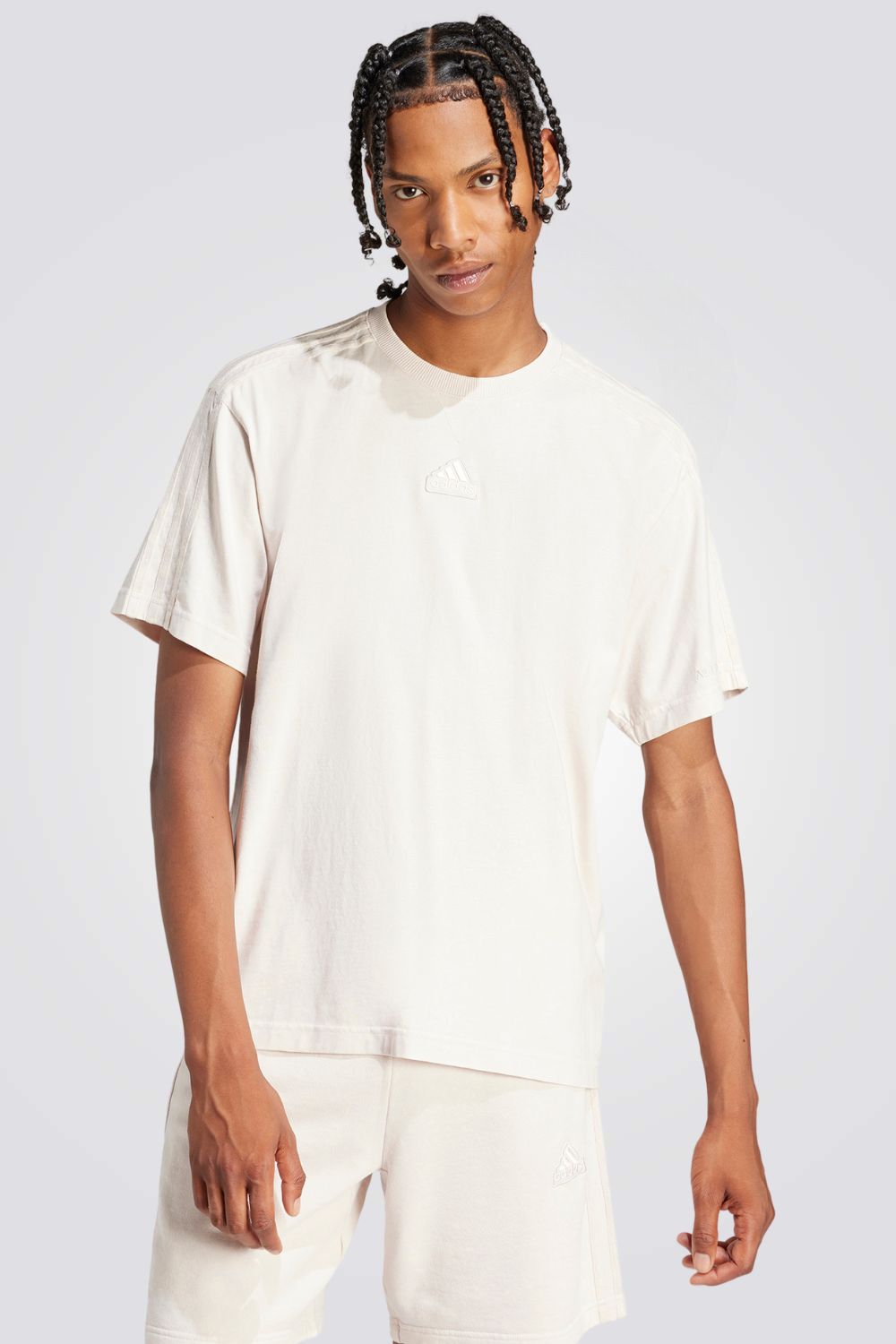 חולצה מבית המותג ADIDAS, עשויה מבד נוח וגמיש ומשלבת בין אופנתיות ונוחות בלתי מתפשרת.