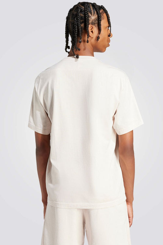 חולצה מבית המותג ADIDAS, עשויה מבד נוח וגמיש ומשלבת בין אופנתיות ונוחות בלתי מתפשרת.