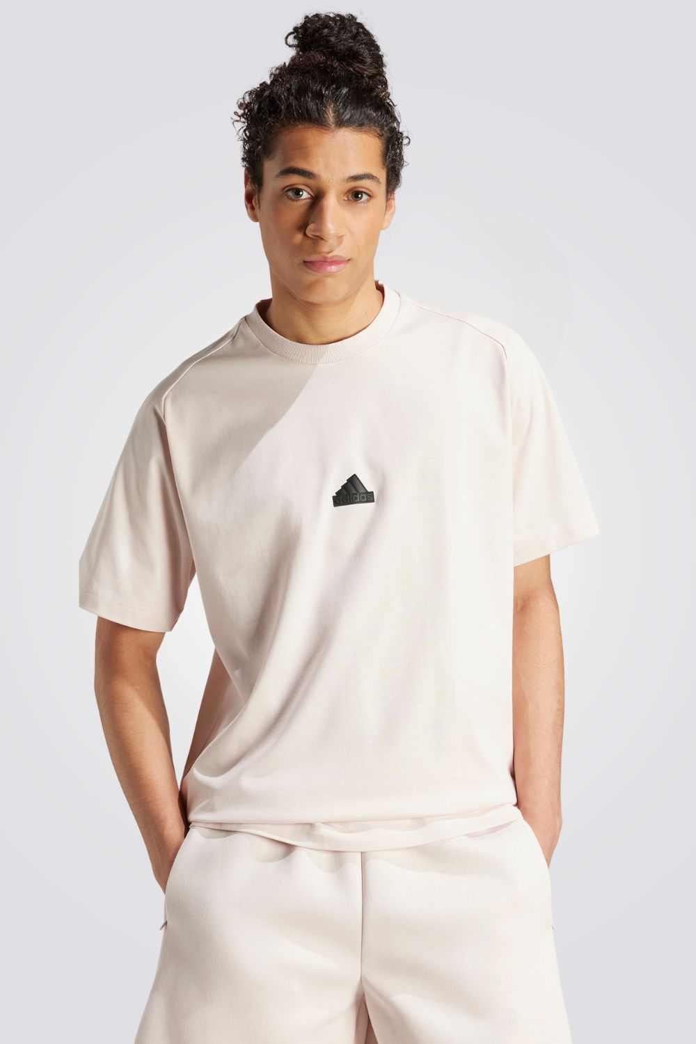 חולצה מבית המותג ADIDAS, עשויה מבד נוח וגמיש ומשלבת בין אופנתיות ונוחות בלתי מתפשרת.